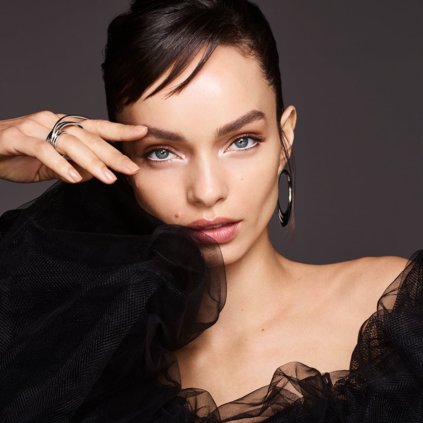 Luma Grothe mit Make-up mit dem Infaillible Grip Gel Automatic Eyeliner
